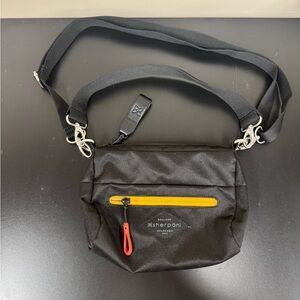 EUC Sherpani Skye, Small Crossbody Purse